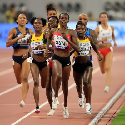Ugandan Halimah Nakaayi (oik) käytti kyynärpäätaktiikkaa, kun hän eteni naisten 800 metrillä finaaliin.