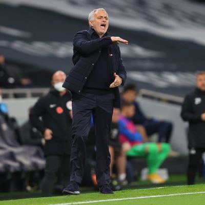 Jose Mourinho möyryää kentän laidalla.