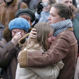 Sörjande kvinnor efter attacken mot Dubrovka-teatern 2002. 