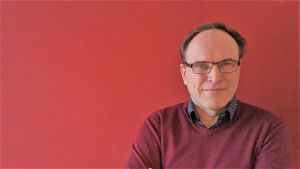 Tomas Brännkärr ser att de studerande upptäcker att två - och flerspråkighet är en rikedom via att de umgås och lär sig med varandra. Foto: Jens Berg. Biträdane rektor Tomas Brännkärr vid Vasa gymnasium