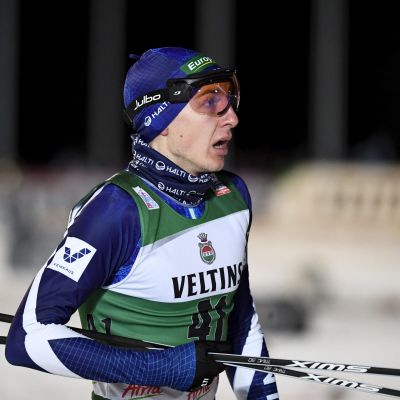 Ilkka Herola sukset kädessä.