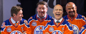 Edmontonlegendarerna Wayne Gretzky, Jari Kurri, Mark Messier och Grant Fuhr är samlade. Edmontonlegendarerna Wayne Gretzky, Jari Kurri, Mark Messier och Grant Fuhr är samlade.