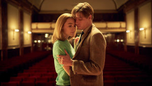 Cheek to cheek. Sensuell närhet innan det är dags för den mer avklädda varianten. Edward och Florence dansar kind mot kind.