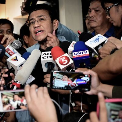 Filippiiniläinen toimittaja Maria Ressa piti 14. helmikuuta tiedostutilaisuuden päästyään takuita vastaan vapaaksi.