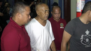 Cayamora Maute (i vit t-shirt), far till ledarna för jihadisgruppen Maute greps i Davao onsdagen 7.6. Cayamora Maute (i vit t-shirt), far till ledarna för jihadisgruppen Maute greps i Davao onsdagen 7.6.