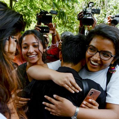 Människor kramar varandra efter att Indiens högsta domstol valt att avkriminalisera samkönat sex. 
