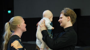 Vaimo Linnea Alasaarela ja Lotte-vauva tuli kannustamaan Hannu-isän jatkoon. Pianisti Hannu Alasaarela puolisonsa Linnean ja vauvansa Lotten kanssa.