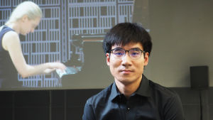 Evan Wong alkueräsoittonsa jälkeen Camerata-salin aulassa. Aulan screenillä voi seurata kilpailuesityksiä. Evan Wong alkueräsoittonsa jälkeen Camerata-salin aulassa.