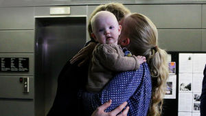 Pianisti Hannu Alasaarela puolisonsa Linnean ja vauvansa Lotten kanssa.