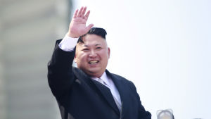 Skulle du byta underrättelseinformation med den här mannen? Kanske inte, men det är möjligt att andra världsledare hamnar i gråzonen. Kim Jong-un vinkar från en balkong under festligheter i april 2017.