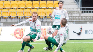 Kapten Jani Lyyski har satt punkt för sin aktiva karriär. Jani Lyyski och Kristian Kojola försöker stoppa bollen