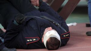 En skadad polis under Belgrad-derbyt i april. En skadad polis ligger på marken.