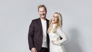 Viisuviikonloppu vietetään Mikko Silvennoisen ja Krista Siegfridsin seurassa. Mikko Silvennoinen ja Krista Siegfrids seisovat lähekkäin ja nauravat.
