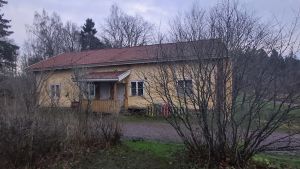 Sipoon Teatteri har verksamhet i Mangelboden. Ljusgult hus i herrgårdsmiljö.