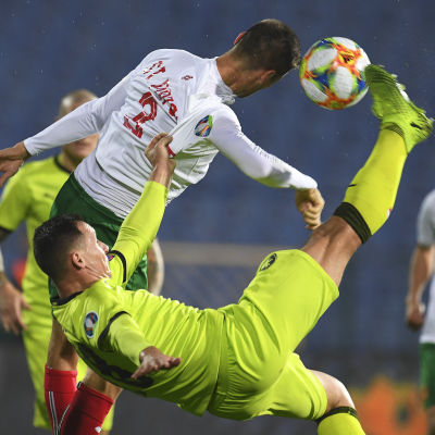 Jan Boril sparkar mot en boll nära Strahil Popovs huvud.