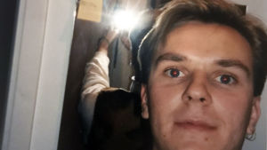 År 1994. Christer 19 år har druckit sedan han var 11, slocknat och gått bakfull till skolan. “Idrottandet med träningsläger och tävlingar var en handbroms mot mitt drickande, men varje ledigt veckoslut fylldes med 'dokande'.” Christer Schoultz selfie 1994.