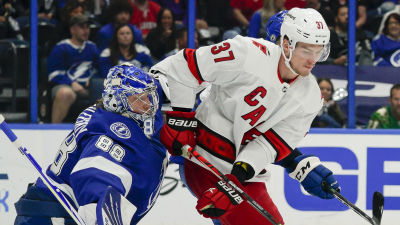Carolinas Andrej Svetjnikov försöker överlista Tampa Bays målvakt Andrej Vasilevskij.