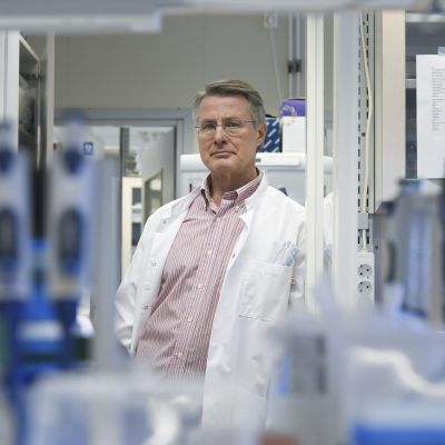 Helsingin yliopiston virologian professori, rokotehankkeen vetäjä Kalle Saksela Helsingissä 14. tammikuuta 2021.