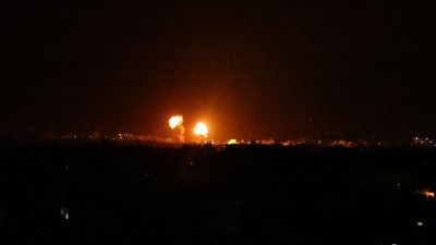 Explosioner lyste upp natthimlen också över Khan Yunis på södra Gazaremsan.