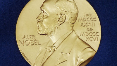 Nobelprismedaljen som pristagarna får (separata medaljer för freds- och ekonomipriset)
