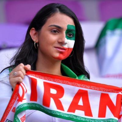 Iranin jalkapallomaajoukkueen naisfani katsomossa.