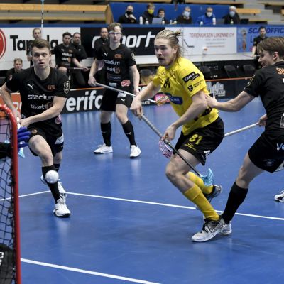 Indiansin Otto Lehkosuo (kesk.) sekä Oilersin maalivahti Joonas Kaltiainen, Matias Veikkola (2. vas.) ja Antti Suomela (oik.) vauhdissa salibandyn miesten F-liigan puolivälieriäottelussa Oilers - Indians Espoossa 4. maaliskuuta 2021.