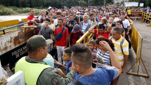 Tusentals människor per dag har tagit sig över gränserna till Venezuelas grannländer, antingen för att köpa mat eller som flyktingar. Över en halv miljon människor har lämnat landet sen krisen bröt ut. Flyktingar från Venezuela på väg över gränsen till Colombia.