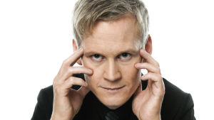 På jobbet kan det löna sig att klä sig för sig själv, säger mentalisten Henrik Fexeus. Henrik Fexeus