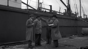 En pråm som ska skickas till Sovjetunionen besiktigas i Lovisa år 1949. Pråm byggs i Lovisa som krigsskadestånd år 1949