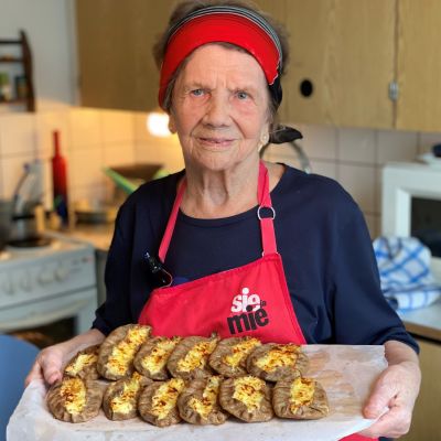 Karjalanpiirakoiden valmistus on Kaarina Karlssonille tapa vaalia perinteitä.