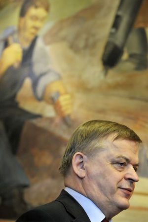 Raimo Sailas på skogsseminarium år 2009 Raimo Sailas framför stor väggmålning med skogstema.