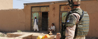 Finsk fredsbevarare patrullerar i Afgjanistan i juli 2010. 