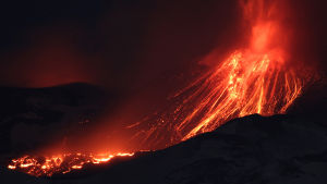 Lavan äter upp allt i sin väg Ett tiotal människor skadades i en explosion vid vulkanen Etna den 15 mars 2017.