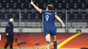 Jodie Taylor har gjort fyra av Englands åtta mål. Jodie Taylor firar mål vid EM 2017.