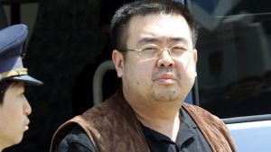 Kim Jong-uns halvbror Kim Jong-nam (på bilden) mördades i Kuala Lumpur den 13 februari 2017. Bilden är tagen år 2001 på flygplatsen i Tokyo. Kim Jong-uns halvbror Kim Jong-nam (på bilden) mördades i Kuala Lumpur den 13 februari 2017. Bilden är tagen år 2001 på flygplatsen i Tokyo.