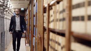 Tuomas Enbuske och Märta Westerlund hjälper dig att hitta rätt på framtidens arbetsmarknad. Tuomas Enbuske går i en gång