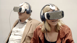 Programledaren Märta Westerlund testar vr-glasögon. Blir virtuell verklighet en vanlig del av arbetet i framtiden?. Märta Westerlund och en äldre man med vr-glasögon