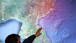 En myndighetsperson på Sydkoreas meteorologiska institut i Seoul pekar ut nordöstra Kilju som källan till en jordbävning. Jordbävningen misstäks vara orsakad av ett kärnvapenprov genomfört av Nordkorea. En myndighetsperson på Koreas meteorologiska institut i Seoul pekar ut nordöstra Kilju som källan till en jordbävning, orsakad av ett kärnvapenprov genomfört av Nordkorea.