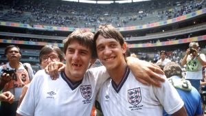 Lineker och Beardsley - det fanns en tid då man inte skyltade med att ha dem som idoler som intellektuell Gary Lineker och Peter Beardsley håller om varandra på stadion