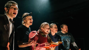 Pyry Kähkönen, Sonja Silvander, Anna-Sofia Tuominen, Nenna Tyni och Joel Hirvonen i Donkey Hot. Foto från Donkey Hot på Puoli-Q.