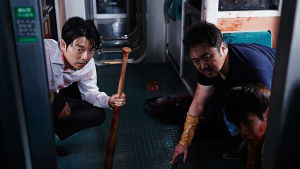 Veren tahrimat eteläkorealaisen pikajunan matkustajat kyyristelevät junanvaunun lattialla kauhuelokuvassa Juna Busaniin