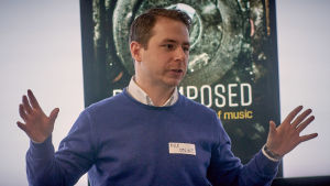 Musikvetaren Kyle Devine talade på ett evenemang i Helsingfors på fredagen. Kyle Devine