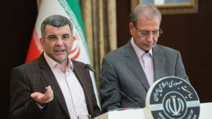 Irans biträdande hälsominister Iraj Harirchi (till vänster) under en presskonferens tillsammans med regeringens talesman Ali Rabie på måndagen. Irans biträdande hälsominister Iraj Harirchi (till vänster) under en presskonferens tillsammans med regeringens talesman Ali Rabie på måndagen.