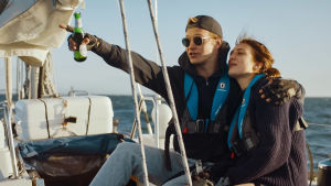 En finlandssvensk älskar havets våg. Siri Fagerudd och Wilhelm Enckell i serien Vakuum. Linnéa och Vicke ute på seglats.