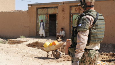 Finsk fredsbevarare patrullerar i Afghanistan i juli 2010.