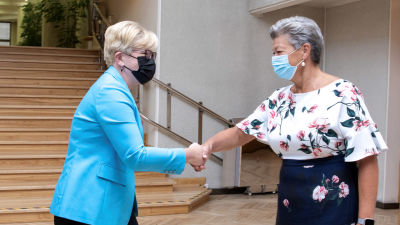 Ingrida Simonyte och Ylva Johansson skakar hand.