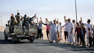 Medlemmar av den shiitiska milisgruppen al-Hashd al-Shaabi (PMF) välkomnades av invånare då de närmade sig centrum av Kirkuk på lördagen. Medlemmar av den shiitiska milisgruppen al-Hashd al-Shaabi (PMF) välkomnades av invånare då de närmade sig centrum av Kirkuk på lördagen.