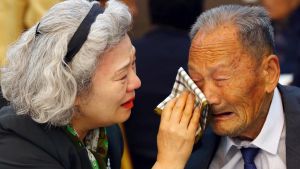 Den 68-åriga sydkoreanskan Lee Jung-Sook torkar den 88-årige nordkoreanska fadern Lee Heung-Jongs tårar under ett möte år 2015. Den 68-åriga sydkoreanskan Lee Jung-Sook torkar den 88-årige nordkoreanska fadern Lee Heung-Jongs tårar under ett möte år 2015