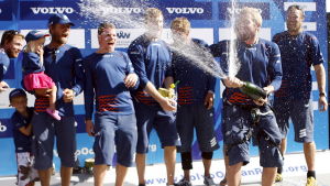 När Thomas Johanson träffar barnen i Rio har de hunnit växa en hel del sedan starten på Ocean Race-projektet. Ericson 3 firar etappseger i Rio de Janeiro i Ocean Race 2008/2009.