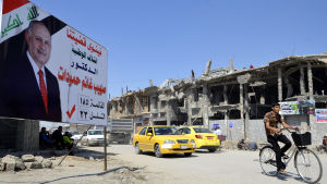 Människor i västra Mosul passerade valaffischer i slutet av april. Människor i västra Mosul passerade valaffischer i slutet av april.